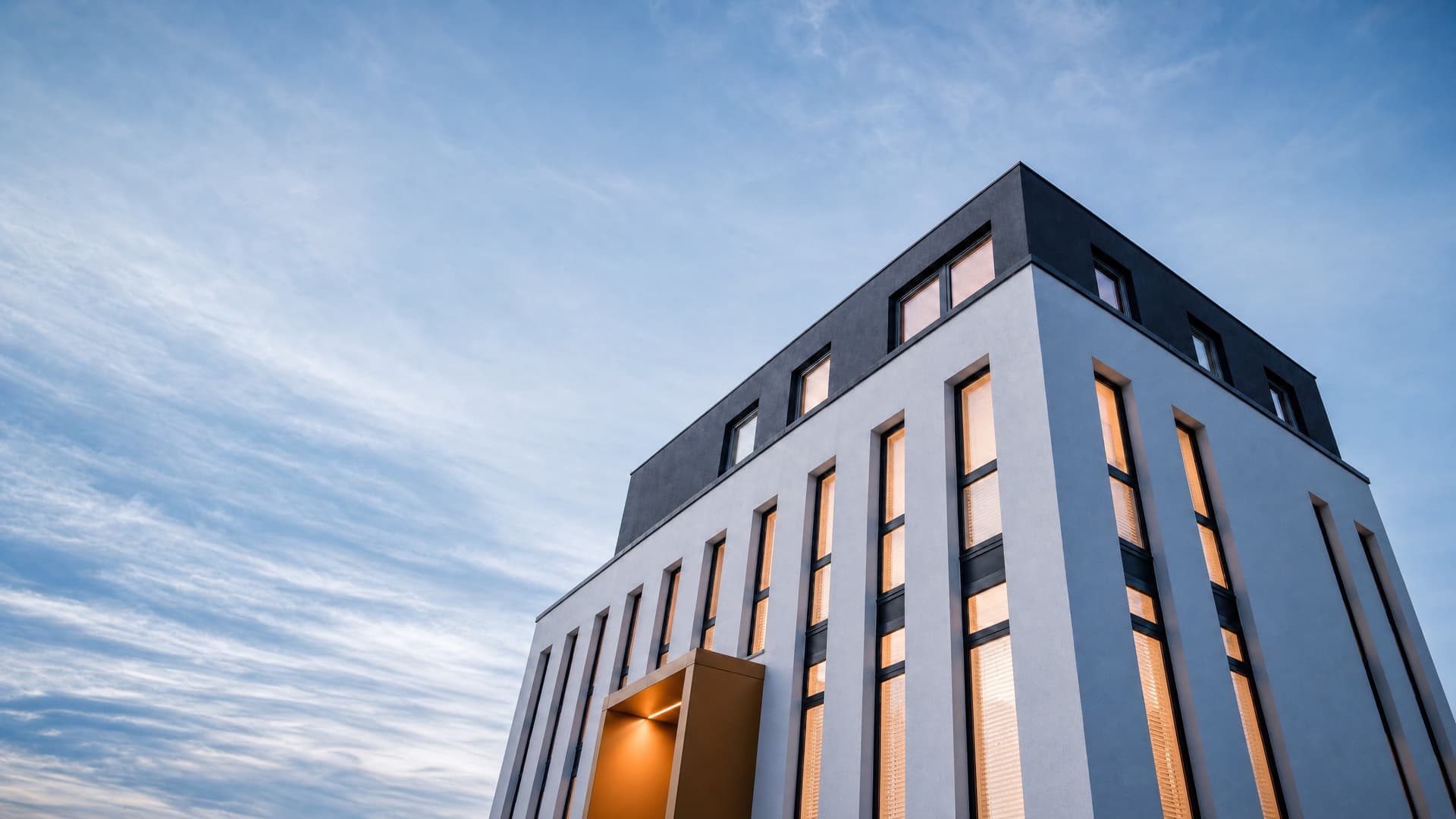 Von Neuenhauser Bau errichtetes Bürogebäude in der Abenddämmerung
